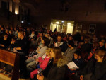 Een bomvolle kerk bij de kerst sing-in